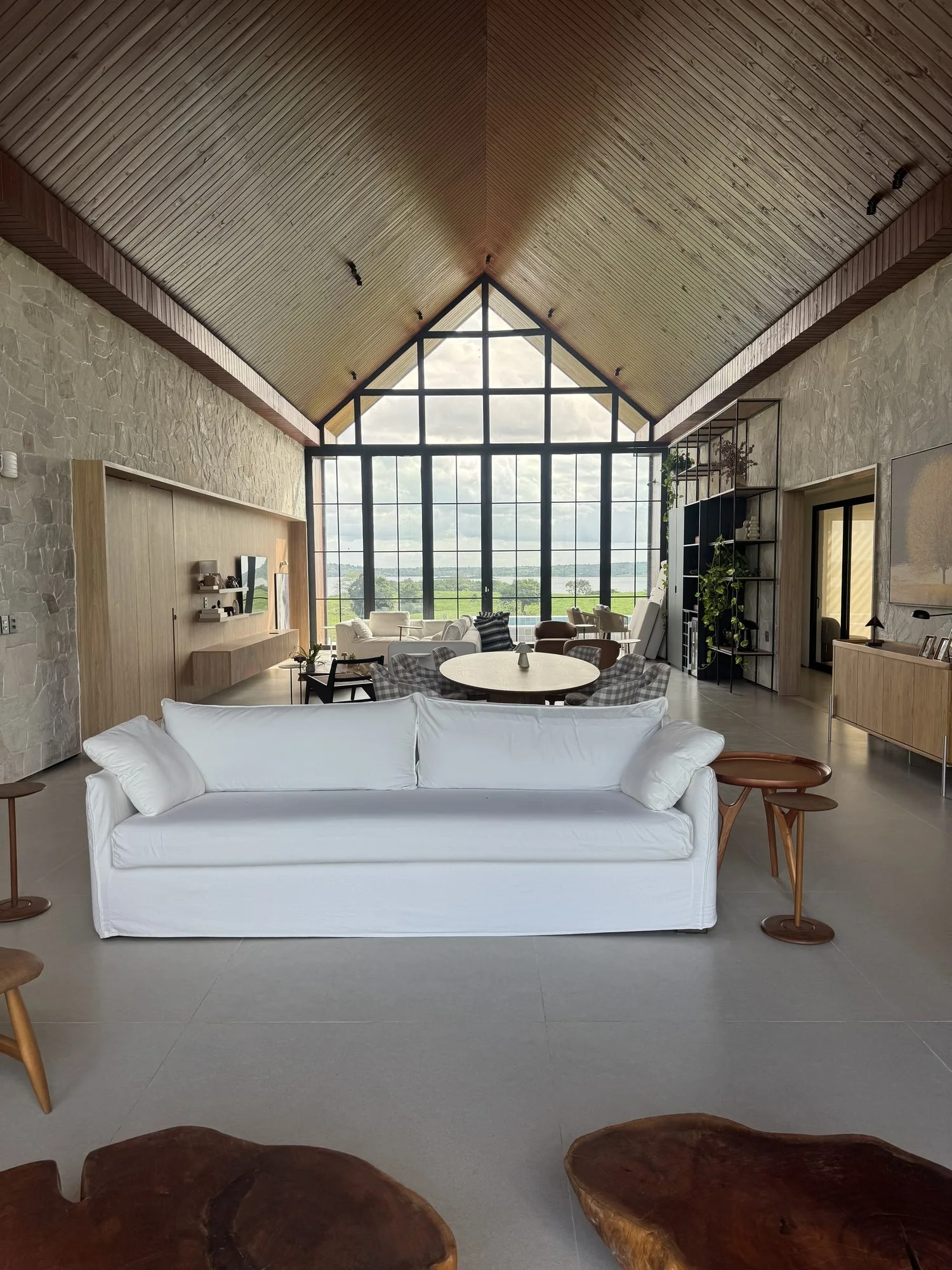 Sala com pé-direito alto e móveis Verssato